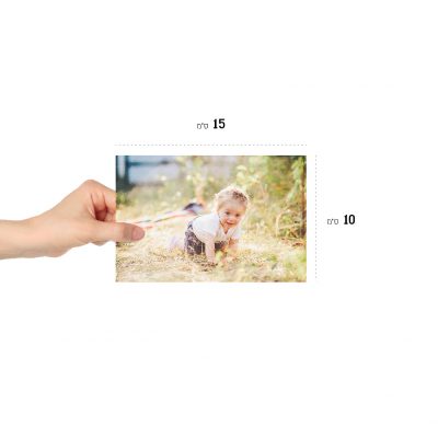 הדמיה של תמונה רגילה עם תינוק על הדשא באור השמש, מוצג בהדפסה של 10X15 ס"מ
